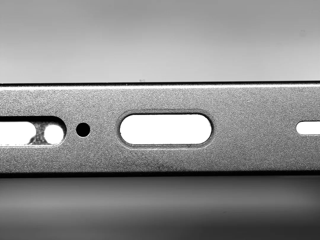 Smartphone frame defect detection with angled lighting - MV-XGC6500GM high-resolution imaging Smartphone frame defect detection with angled lighting - MV-XGC6500GM high-resolution imaging