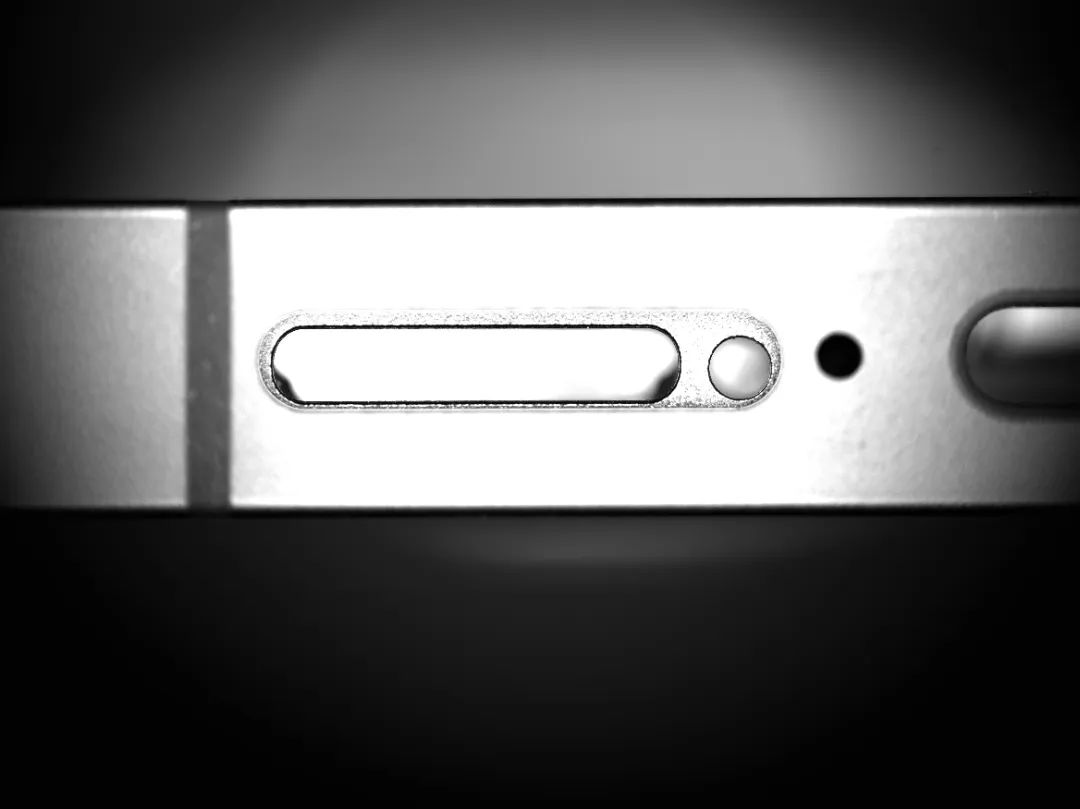 Smartphone frame inspection image with dome light (MV-XGC6500GM) Smartphone frame inspection image with dome light (MV-XGC6500GM)