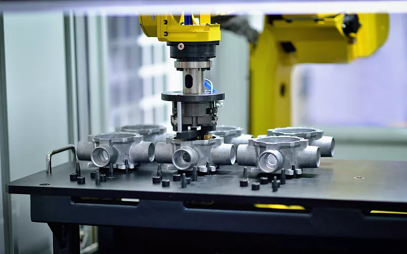 This is a mold - manufacturing scenario, where a 90 - degree industrial camera is accurately inspecting mold production. Thanks to its right - angle structure, the camera adapts to the compact space of mold - processing equipment, being cleverly embedded without interfering with the operations of milling heads, transmission components, etc. Its 90 - degree vertical viewing angle can clearly capture details of key parts such as the mold cavity and parting surface. It monitors the chamfer accuracy and surface roughness from a unique dimension, timely detecting tiny defects, ensuring the mold dimensions and quality compliance, and facilitating an efficient and precise mold - production process.